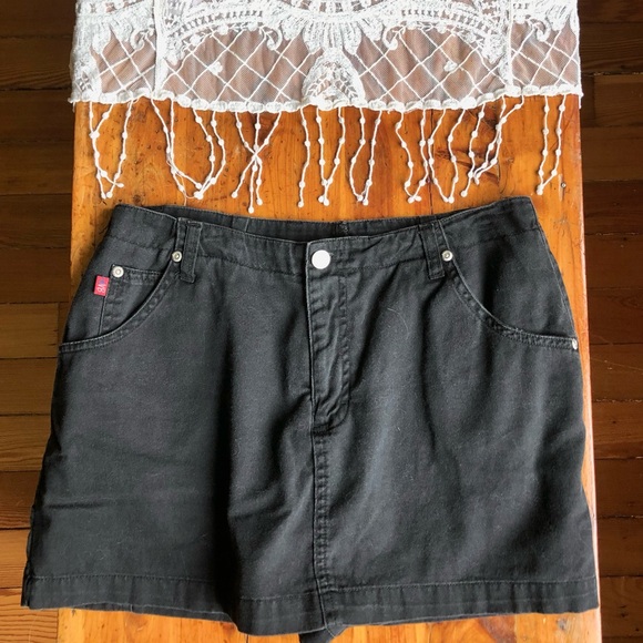 Urban Outfitters Dresses & Skirts - Retro skort